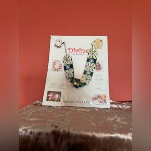 Divine Art Jewelry Necklace with Floral Design